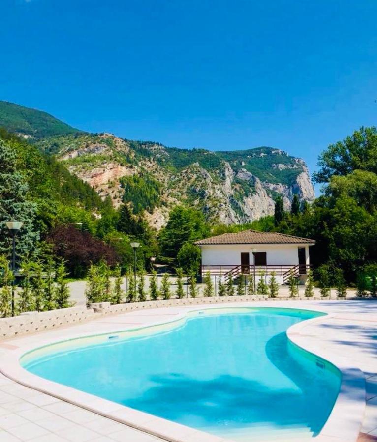 Hotel La Ginestra Acqualagna Exterior foto