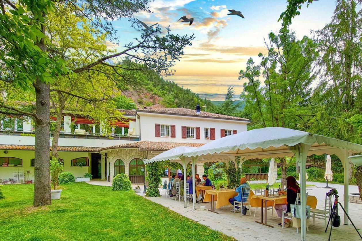 Hotel La Ginestra Acqualagna Exterior foto