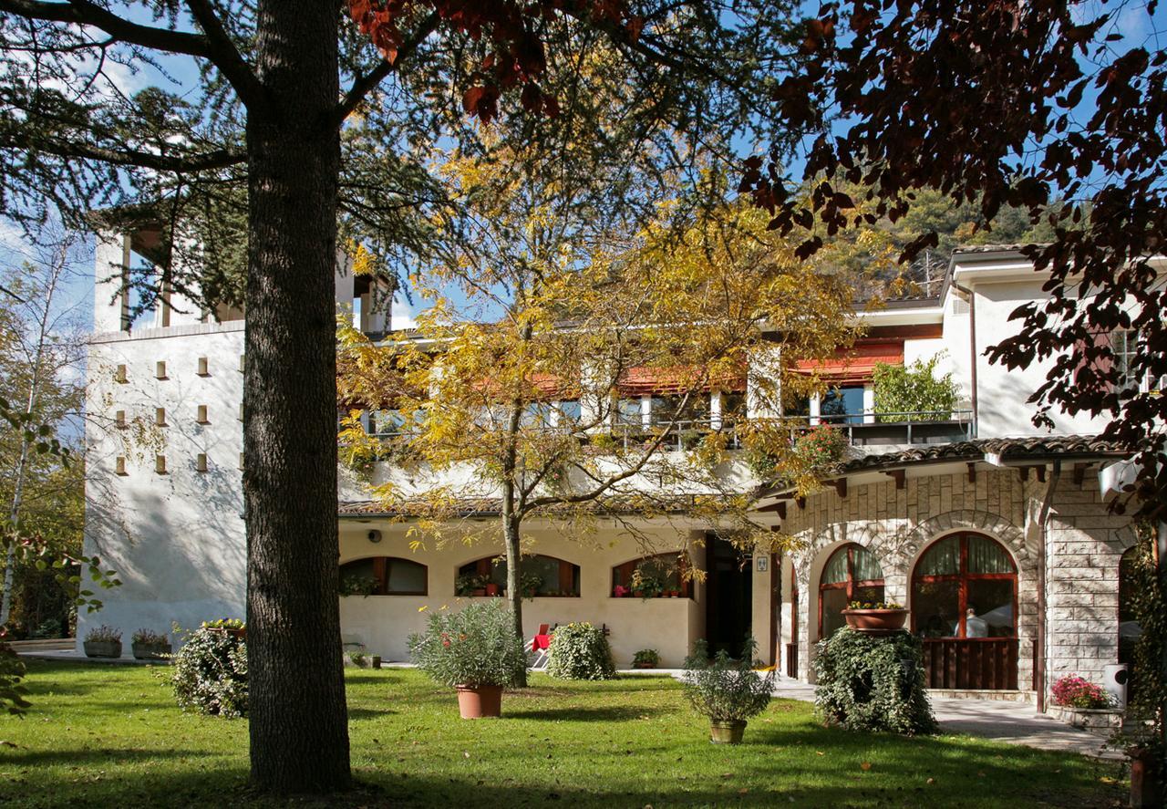 Hotel La Ginestra Acqualagna Exterior foto
